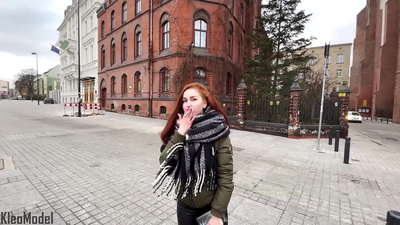 Ifoto kawonke-wonke: intombazana entle igezelwa iphone kwaye ingene kwimpundu yayo. CleoModel